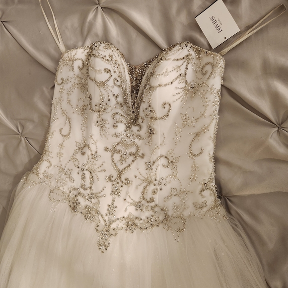 Elegant White And Gold Sleeveless Beaded Wedding Dress - joarbit.com